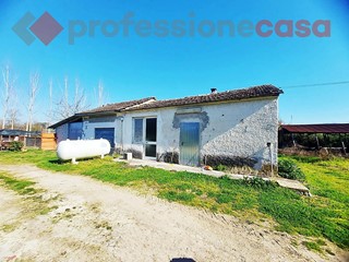 Casale in Vendita a Pignataro Interamna, 60'000€, 160 m²