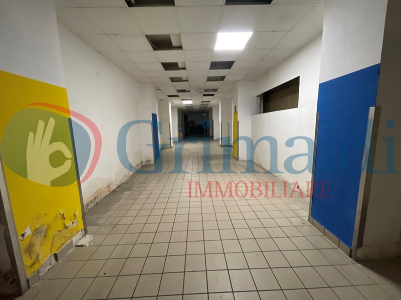 Negozio in Vendita a Messina, 330'000€, 380 m²