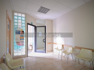 Ufficio in Affitto a Perugia, zona Ponte San Giovanni, 700€, 75 m², arredato