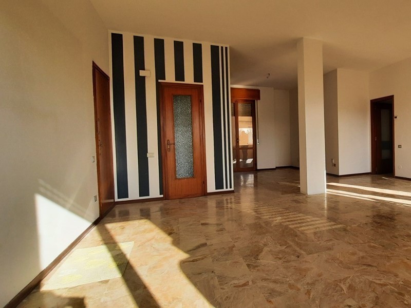 Appartamento in Vendita a Piacenza, 188'000€, 131 m², con Box