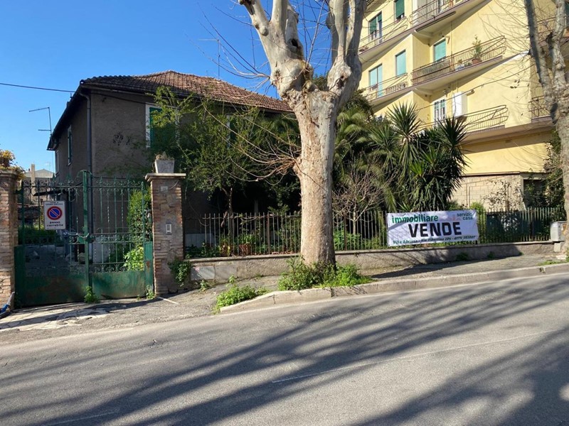 Casa Indipendente in Vendita a Guidonia Montecelio, zona Guidonia, 450'000€, 241 m²