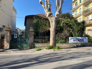 Casa Indipendente in Vendita a Guidonia Montecelio, zona Guidonia, 450'000€, 241 m²