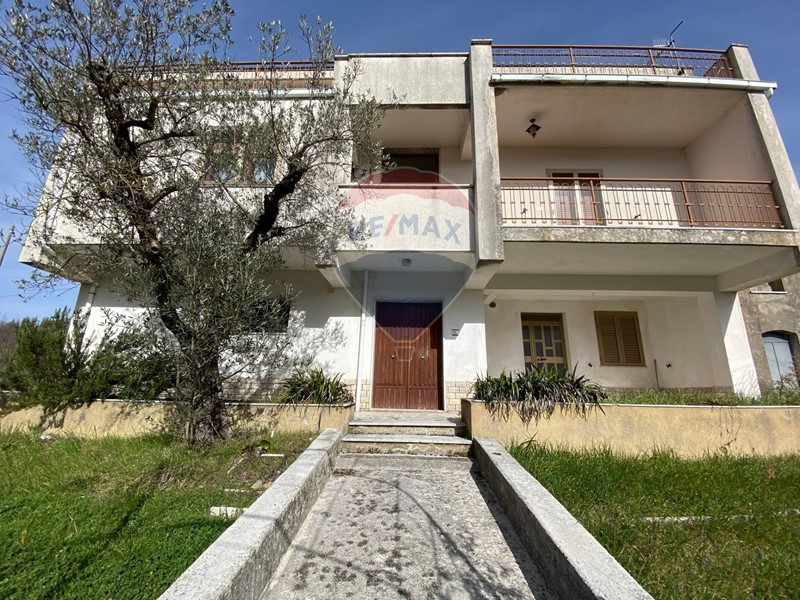 Casa Indipendente in Vendita a Scapoli, zona Vaglie, 150'000€, 474 m²