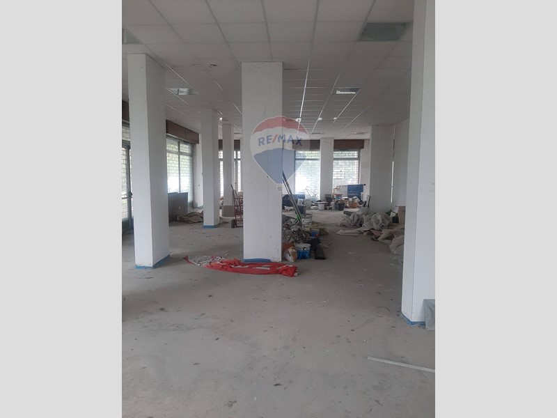 Negozio in Vendita a Pero, zona Cerchiate, 450'000€, 425 m²