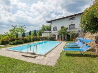 Villa in Vendita a Pescia, 890'000€, 790 m², arredato, con Box