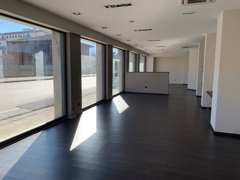 Immobile commerciale in Vendita a Pisa, 300'000€, 175 m²