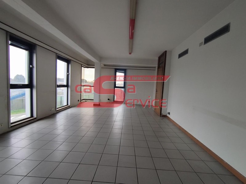 Ufficio in Vendita a Montecatini Terme, 150'000€, 140 m²