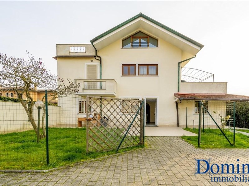 Villa bifamiliare in Vendita a Montignoso, zona Cervaiolo, 450'000€, 163 m², arredato