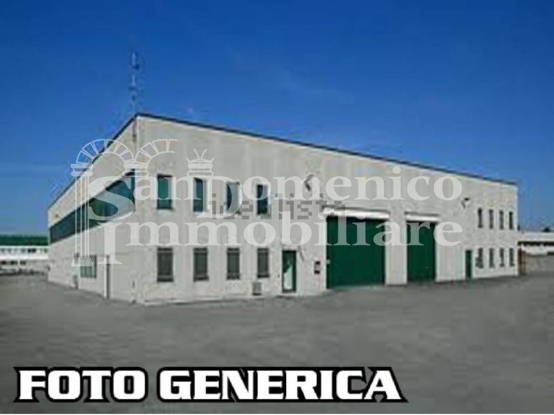 Capannone in Vendita a Cascina, zona Navacchio, 490'000€, 715 m²