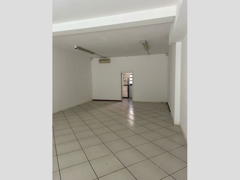 Negozio in Affitto a Faenza, 600€, 72 m²