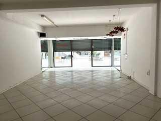 Negozio in Affitto a Faenza, 600€, 72 m²