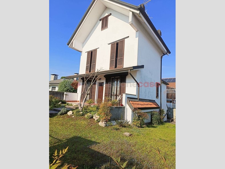 Villa in Vendita a Parabiago, 363'000€, 250 m²