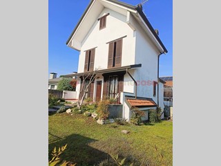 Villa in Vendita a Parabiago, 363'000€, 250 m²