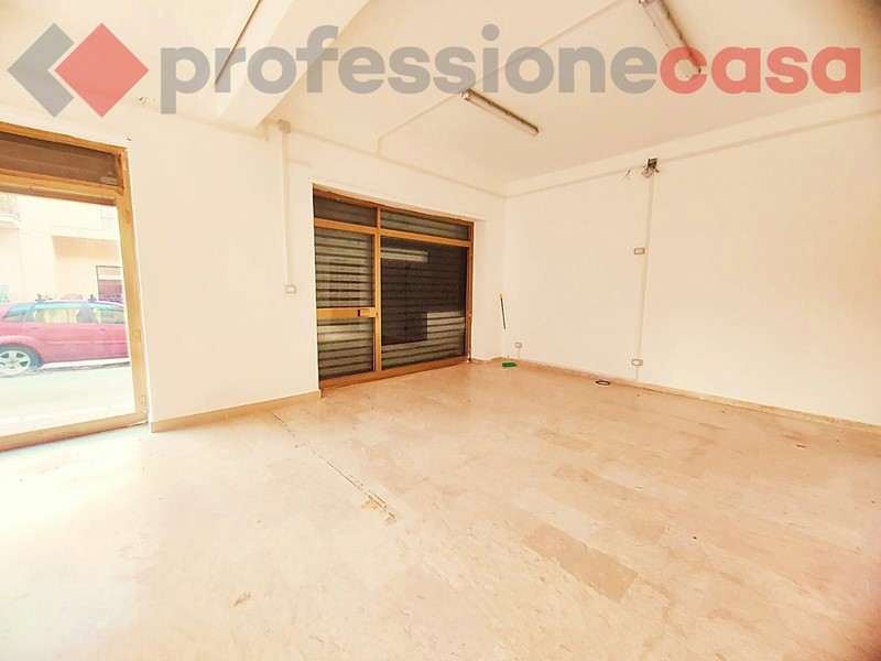 Negozio in Affitto a Piedimonte San Germano, 500€, 43 m²