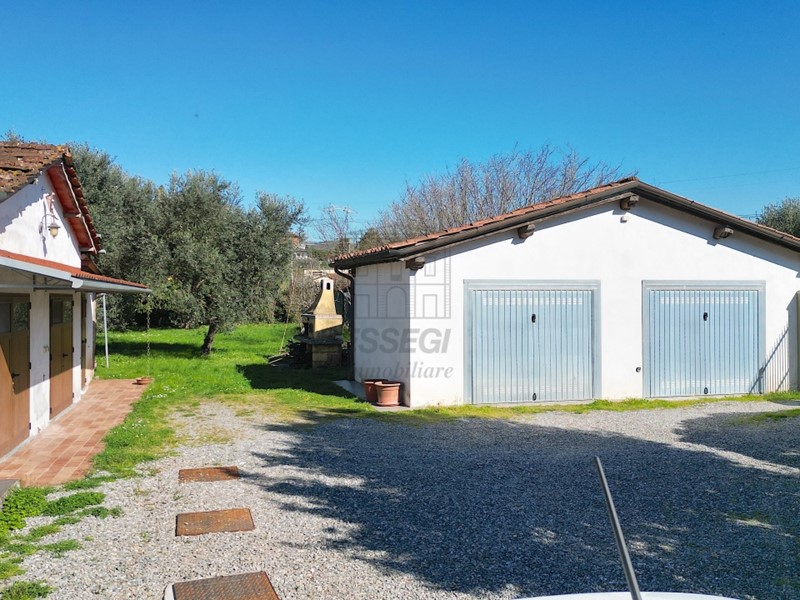 Villa in Vendita a Lucca, zona Ovest, 430'000€, 225 m², con Box