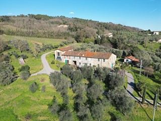 Casale in Vendita a Lucca, zona Ovest, 1'080'000€, 650 m², con Box