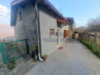 Casa Semi Indipendente in Vendita a Molini di Triora, zona Aigovo, 49'000€, 65 m², arredato