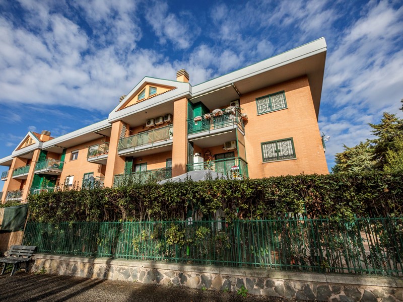 Appartamento in Vendita a Monte Compatri, zona Laghetto, 149'000€, 80 m², con Box
