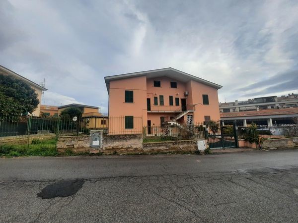 Trilocale in Vendita a Roma, zona Finocchio, 168'000€, 70 m²