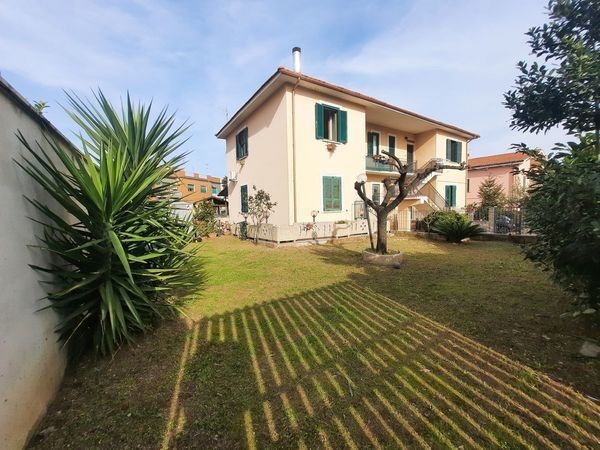Trilocale in Vendita a Roma, zona Finocchio, 169'000€, 63 m²