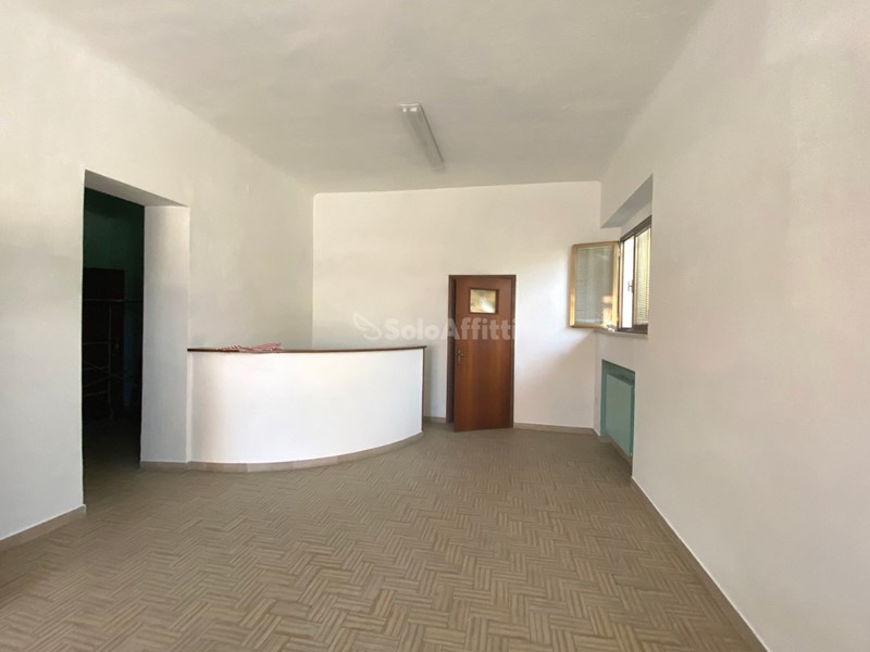 Ufficio in Affitto a Osimo, 500€, 70 m²