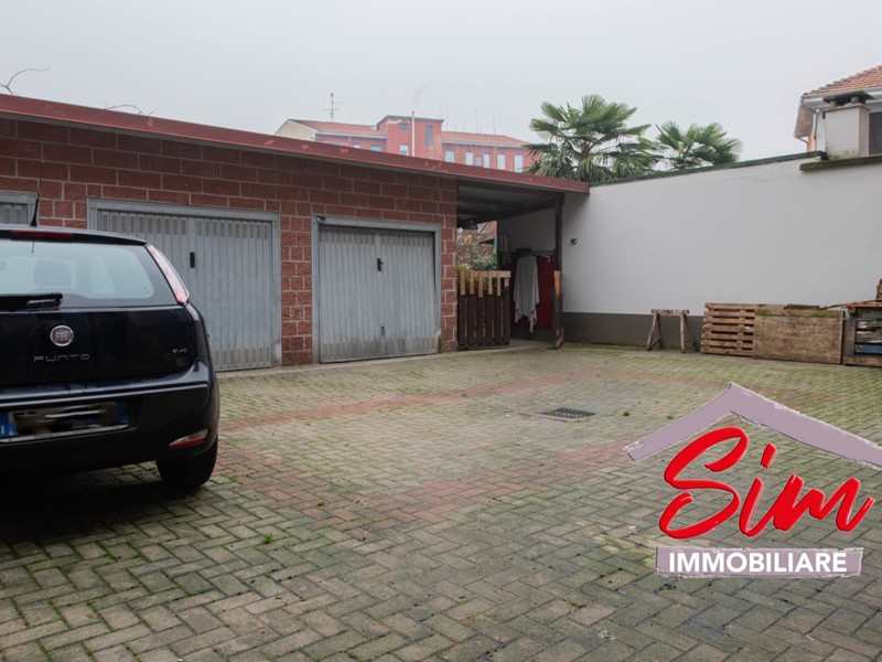 Villa in Vendita a Novara, zona Bicocca, 330'000€, 450 m², con Box