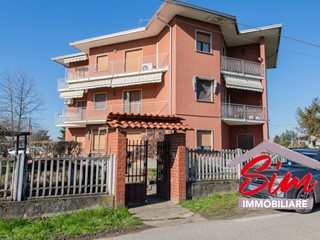 Quadrilocale in Vendita a Oleggio, zona Le Fornaci, 159'000€, 165 m², con Box