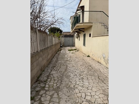 Capannone in Vendita a Anzio, zona Anzio Colonia, 32'000€, 46 m²