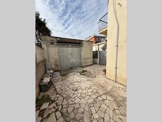 Capannone in Vendita a Anzio, zona Anzio Colonia, 32'000€, 46 m²