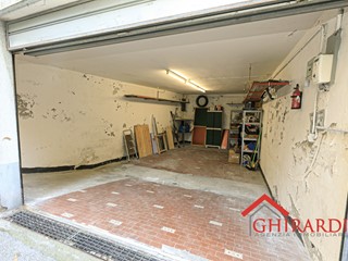 Box in Vendita a Genova, zona Sestri Ponente, 72'000€, 35 m²