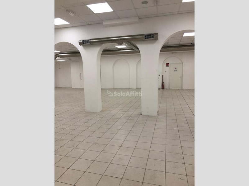 Capannone in Affitto a Siena, zona Centro storico, 3'400€, 400 m²