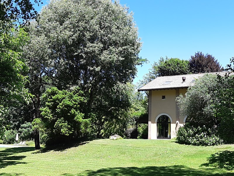 Villa in Vendita a Besozzo, zona via volta, 1'390'000€, 450 m², arredato