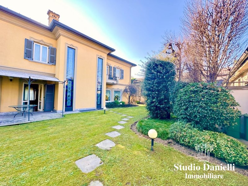 Villa in Vendita a Carate Brianza, 2000 m²