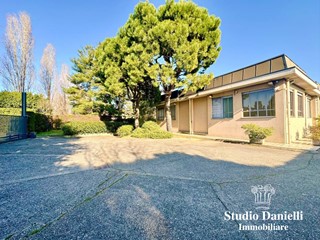 Capannone in Vendita a Carate Brianza, 2000 m²