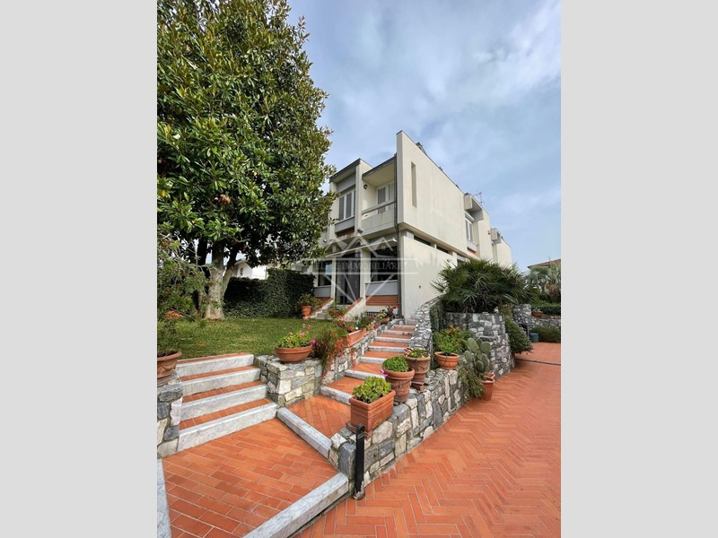 Villa bifamiliare in Vendita a Carrara, zona Marina di Carrara, 765'000€, 300 m², arredato, con Box