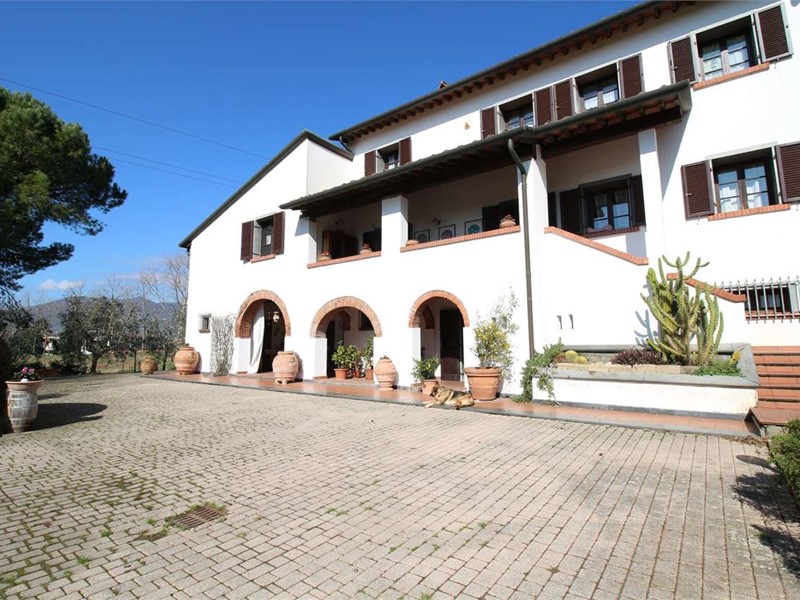 Villa bifamiliare in Vendita a Calcinaia, 520'000€, 340 m²