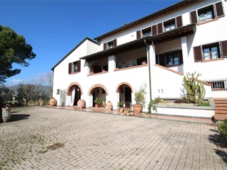 Villa bifamiliare in Vendita a Calcinaia, 520'000€, 340 m²