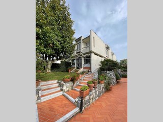 Villa bifamiliare in Affitto a Carrara, zona Marina di Carrara, 4'000€, 300 m², arredato, con Box