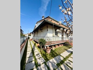 Casa Semi Indipendente in Vendita a Camaiore, zona Lido di Camaiore, 480'000&euro;, 130 m², con Box