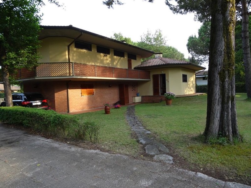 Villa in Vendita a Massa, zona Poveromo, 850'000&euro;, 240 m², arredato