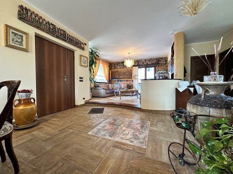 Casa Indipendente in Vendita a Montepaone, zona Montepaone Lido, 650'000€, 400 m²