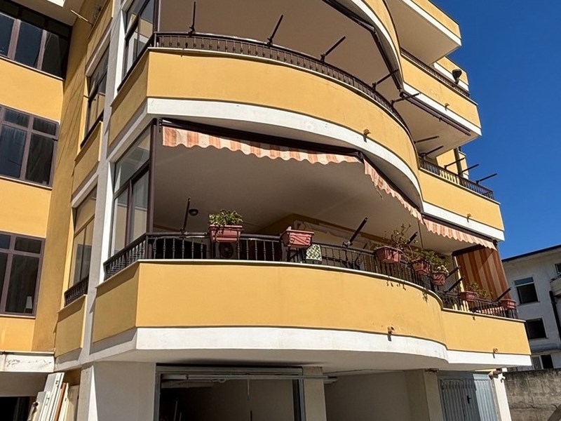 Quadrilocale in Vendita a Mondragone, zona Via Castelvolturno, 150'000€, 100 m²