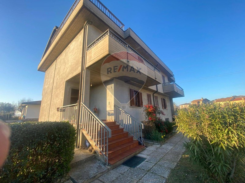 Casa Semi Indipendente in Vendita a Città di Castello, zona Graticole, 259'000€, 234 m²