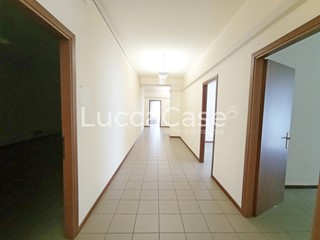 Immobile commerciale in Affitto a Lucca, zona Sant'Anna, 4'200€, 420 m²