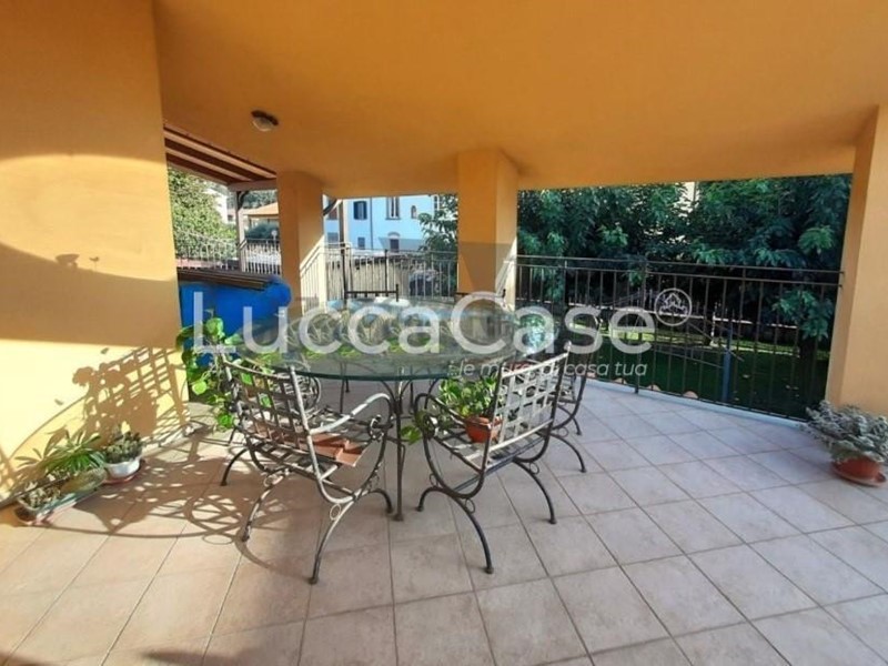 Villa in Vendita a Lucca, zona Mugnano, 420'000€, 180 m², arredato, con Box