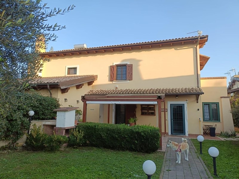 Villetta a schiera in Vendita a Fiumicino, zona Aranova, 344'000€, 133 m²