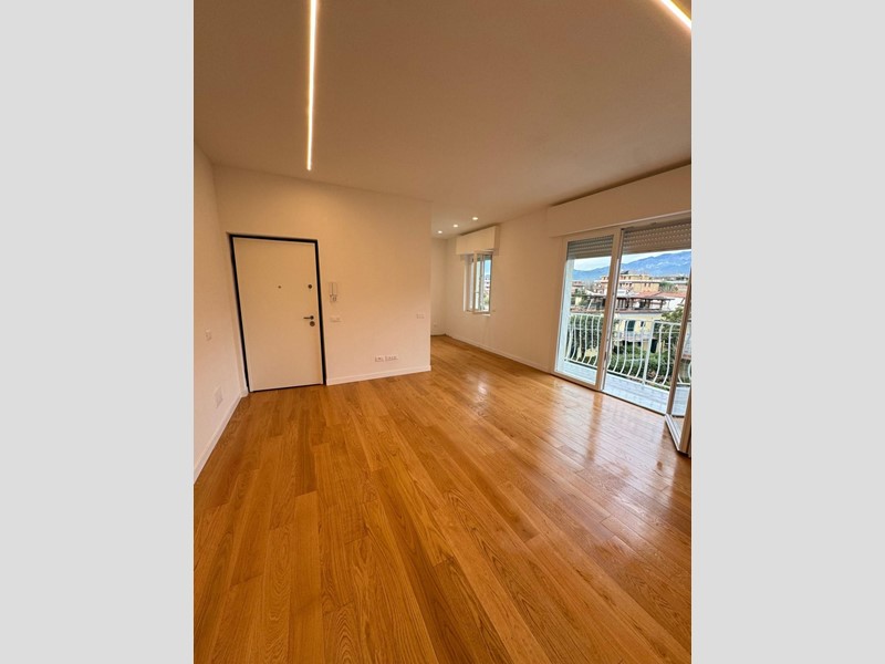 Trilocale in Vendita a Massa, zona Ronchi, 400'000€, 65 m²