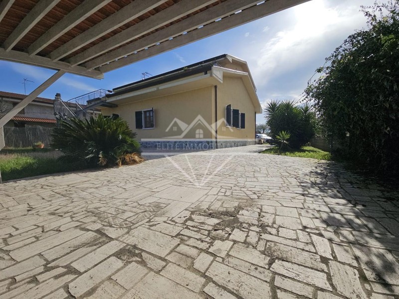 Villa bifamiliare in Affitto a Carrara, zona Avenza, 3'000€, 300 m², arredato
