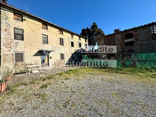Casa di corte in Vendita a Capannori, zona Tofori, 450'000€, 1000 m²