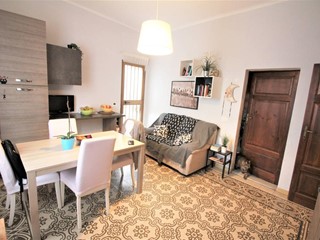 Trilocale in Vendita a Cascina, zona San Lorenzo a Pagnatico, 140'000€, 73 m², arredato